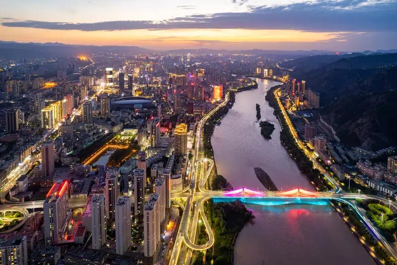 为什么说甘肃的地理位置具有重要的战略意义？首先甘肃位于中国西北部，是连接中原地