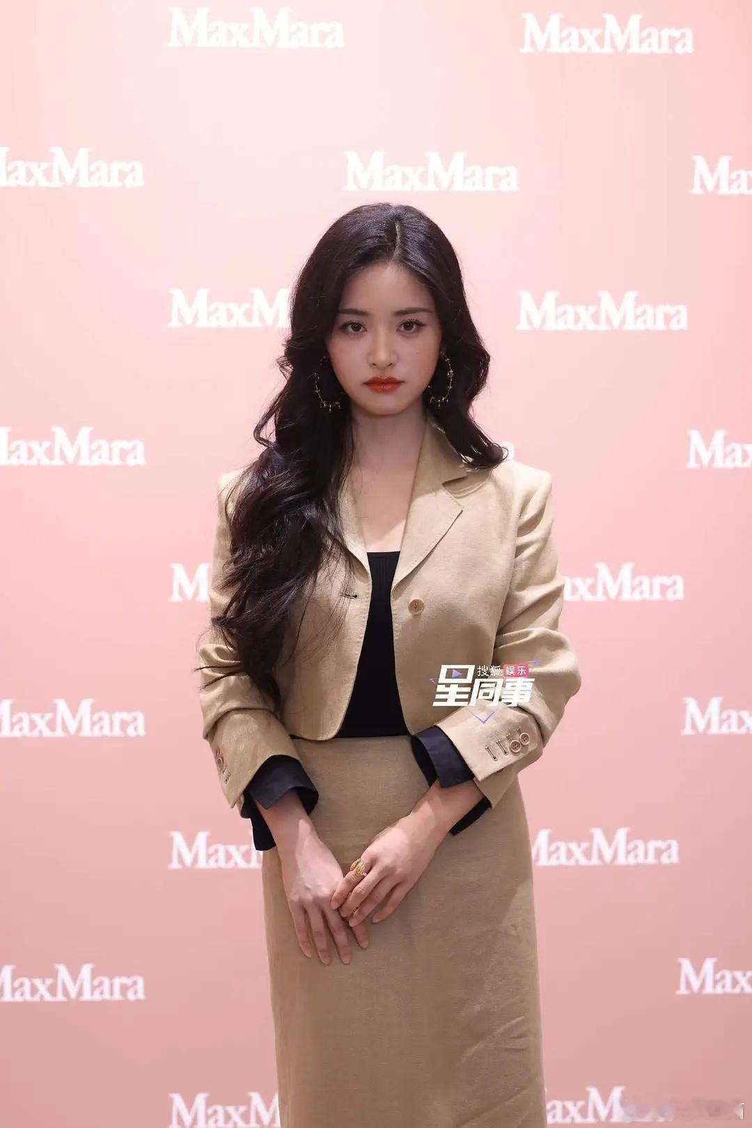 沈月脸挺好看的，但比例太差了