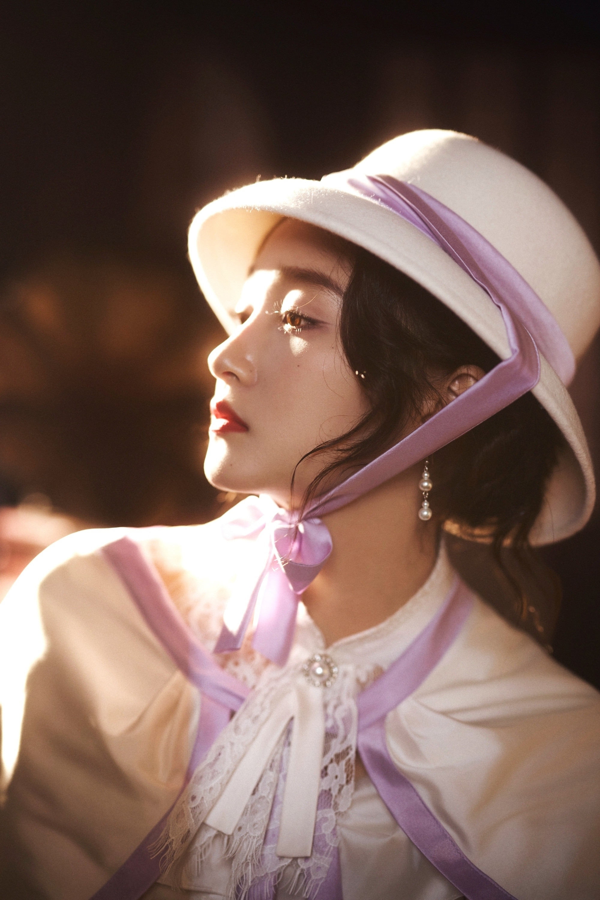 关晓彤，一身白色千金洋装，朦胧优雅的穿搭姿态。关晓彤