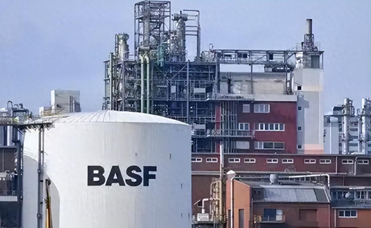 二战美国没拆成！德国如今自己拆工业，巴斯夫亏到外迁二战刚结束那会儿，美国财政