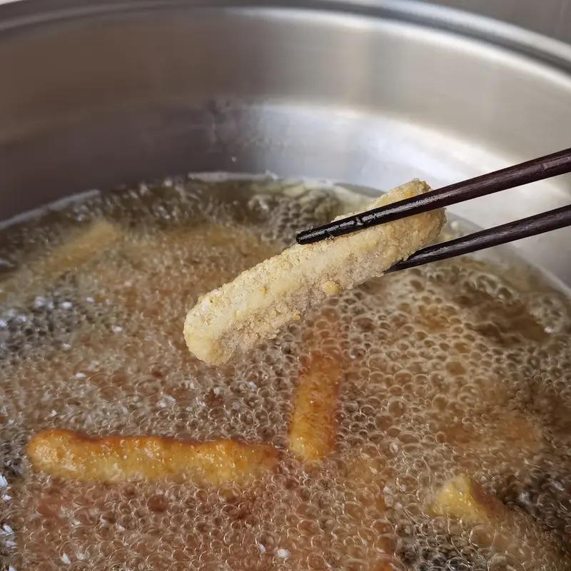 毛骨悚然！美国厨师脱光衣服扎进滚烫炸锅，同事阻拦被烫伤，真相藏不住了家人们