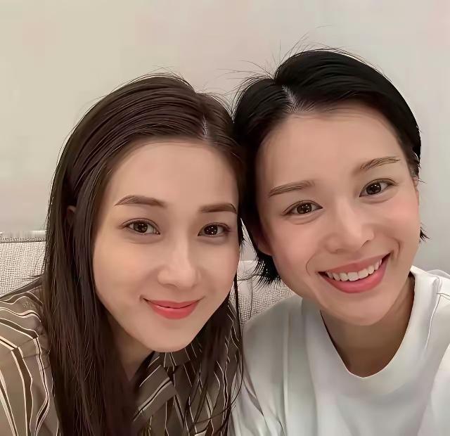 在寸土寸金的香港，贵为视后也难买豪宅，你看胡杏儿和钟嘉欣聚餐