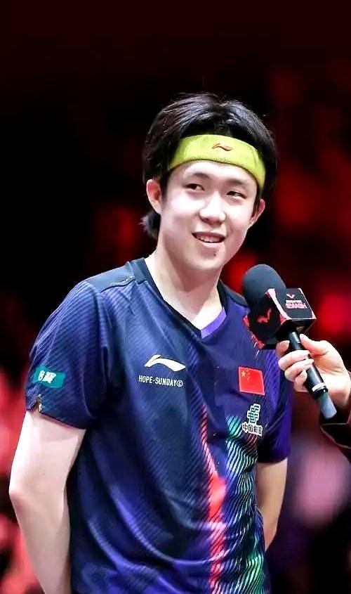 很多人还在争论乒乓球该练正手还是反手。王楚钦正用一种极其残忍的“全面均衡”