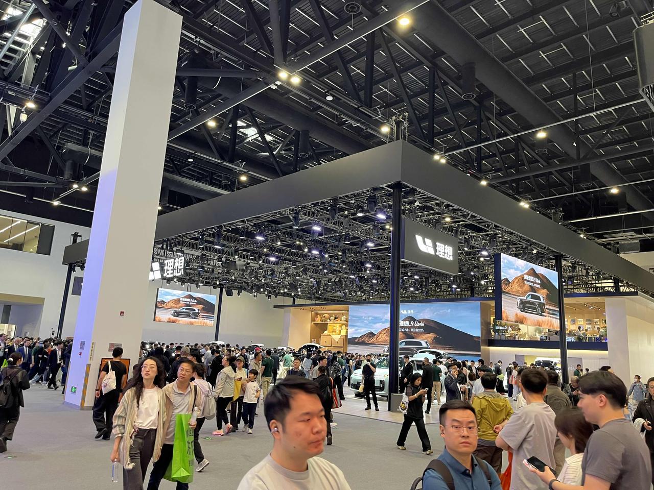 蔚小理米四家车企中，蔚来站台最大。4月26日，2026北京车展首个观众日，去