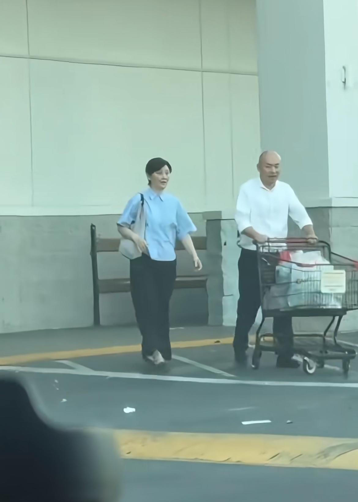 当年看《不见不散》时，真的，脸蛋、身材完美。现在倒也不是说别的，变老不奇怪，就是
