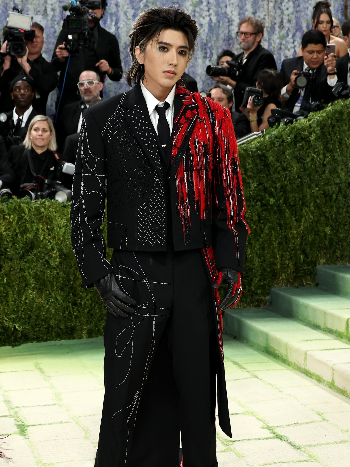 蔡徐坤metgala｜MetGala蔡徐坤身着ThomBrowne特别定制亮