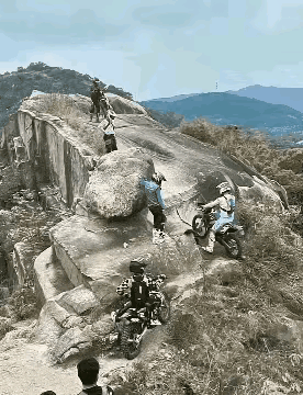 摩托车宁死不屈，坚决拒绝爬坡，跳崖自尽。​​​