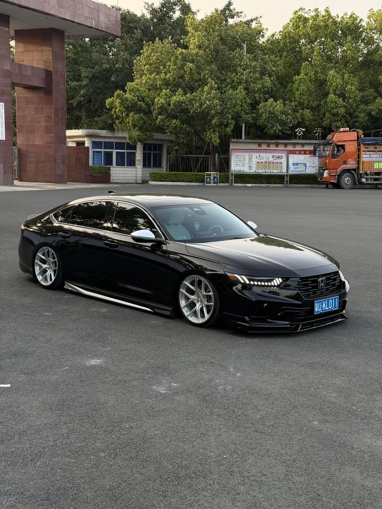 落地20万的雅阁网络上狗都不开，现实中又是多少男孩的梦想呢十一代半雅阁dou是