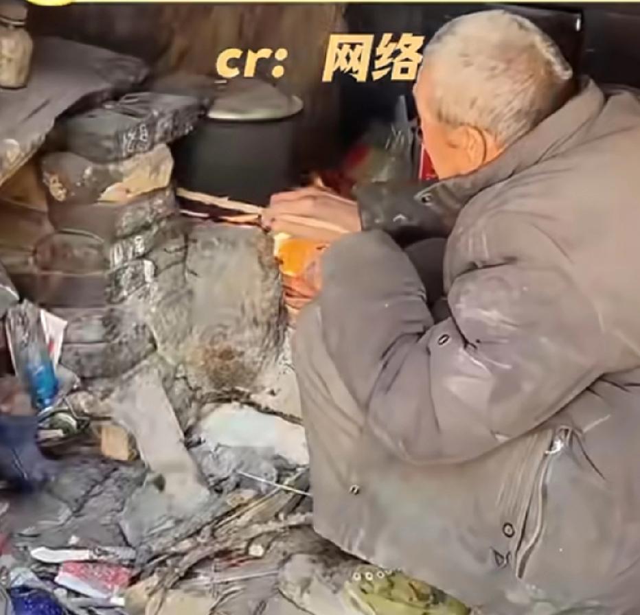 87岁老人的集市：五子绕膝，却守着一袋滞销的土豆一袋滞销的土豆，一块冰冷的豆腐