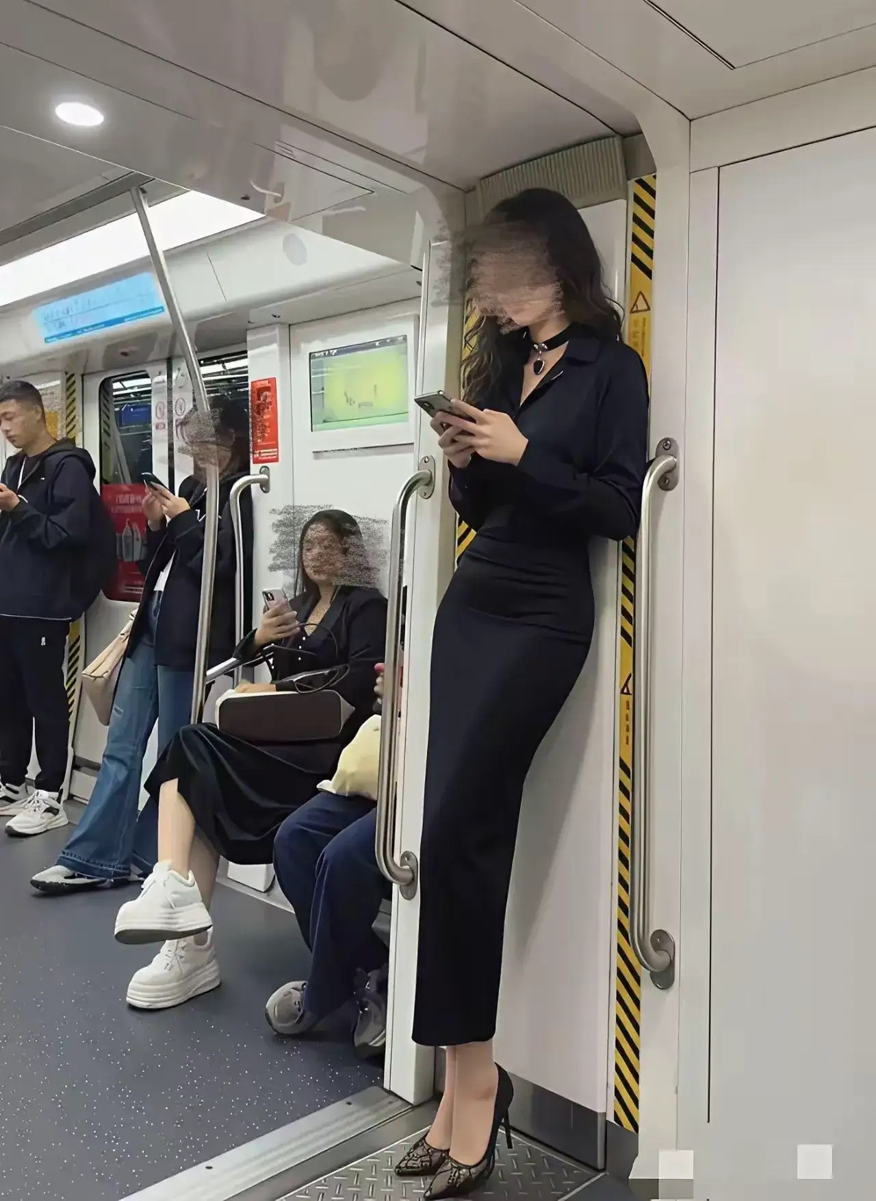 这大长腿，加上黄金比例的身材，绝佳美女啊