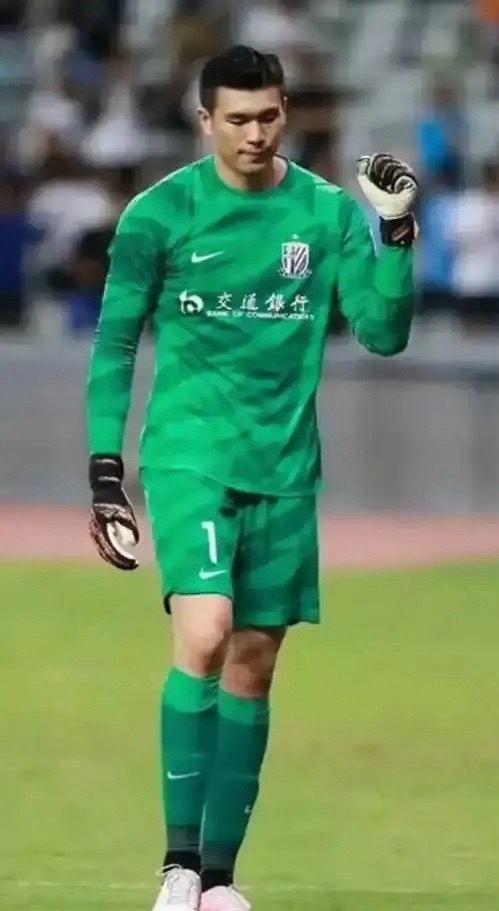 范大将军的准女婿马镇入选邵佳一的首期集训名单，这也是28岁的马镇首次入选国家队。