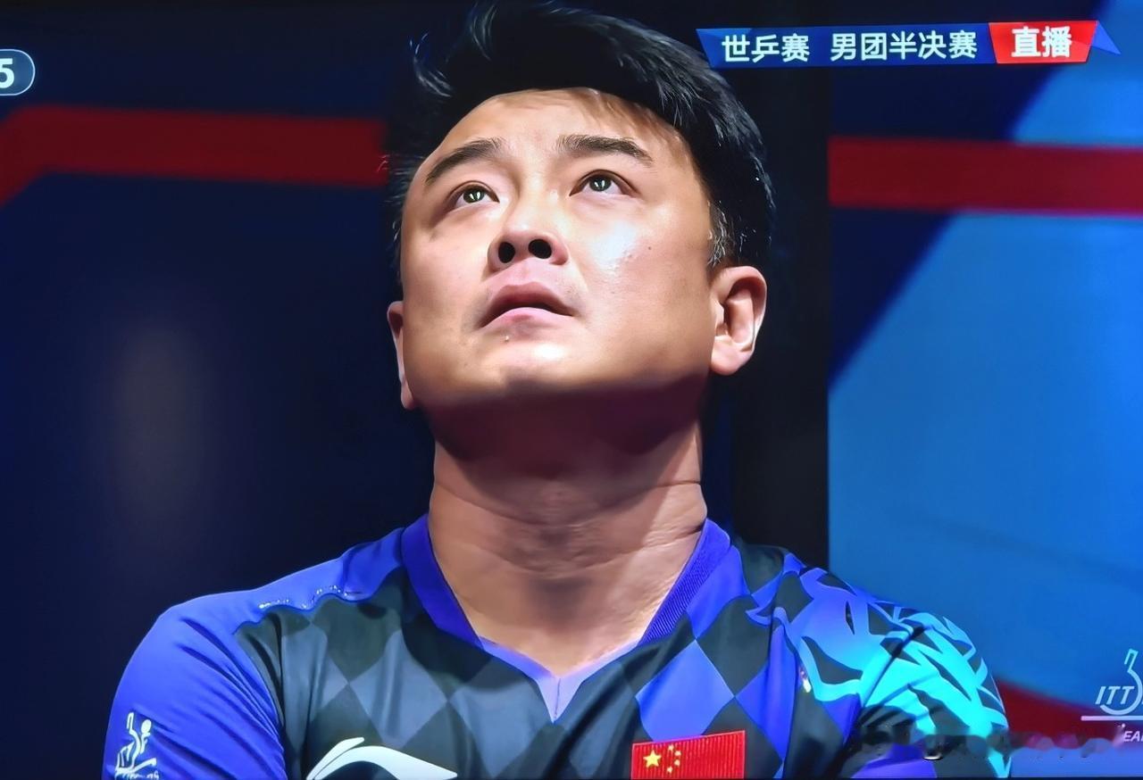 听到全场观众震耳欲聋的“梁靖崑，梁靖崑”的欢呼声，王皓的眼睛湿润了……前两局大