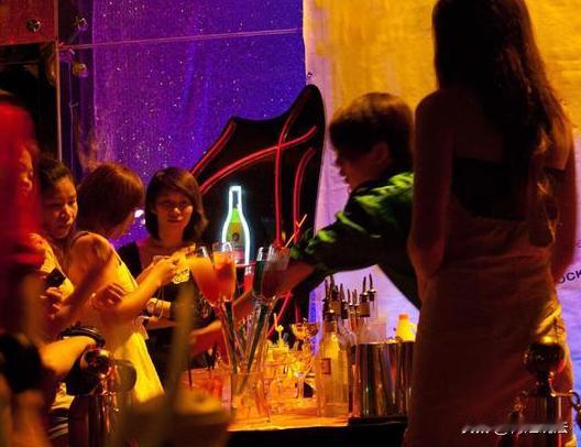 宁夏石嘴山，男子马甲和朋友在KTV花700元叫了3名陪酒女，又给其中一人马乙10