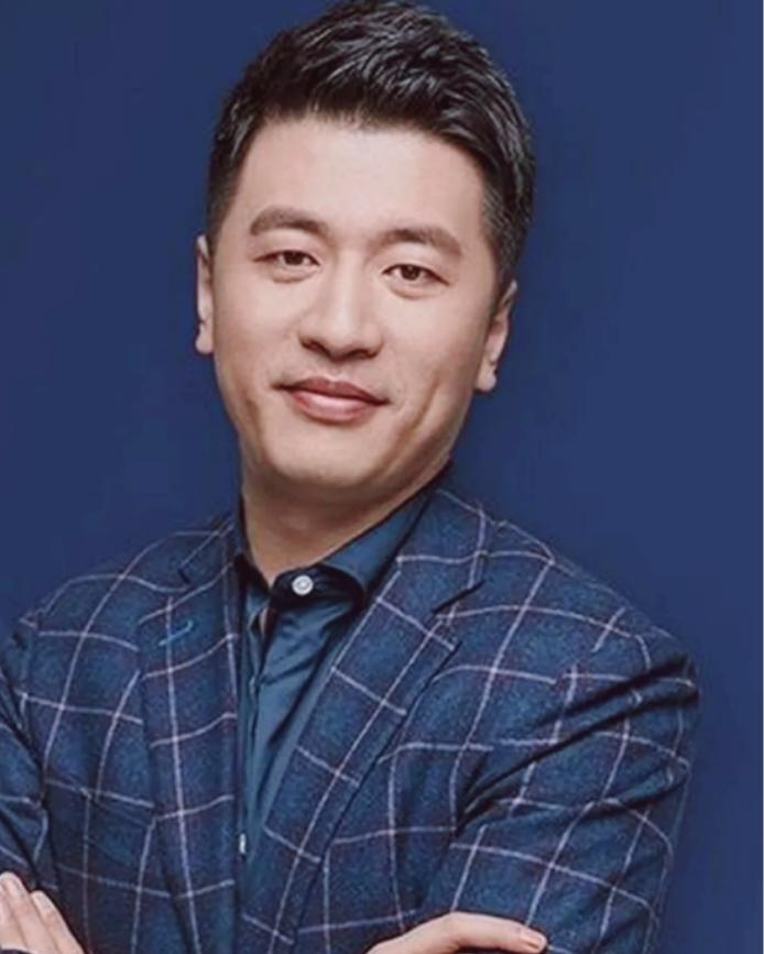 张雪峰说，当年我掏空四年的工资，给父母在东北买了房，他们正在装修的时候，我给他们