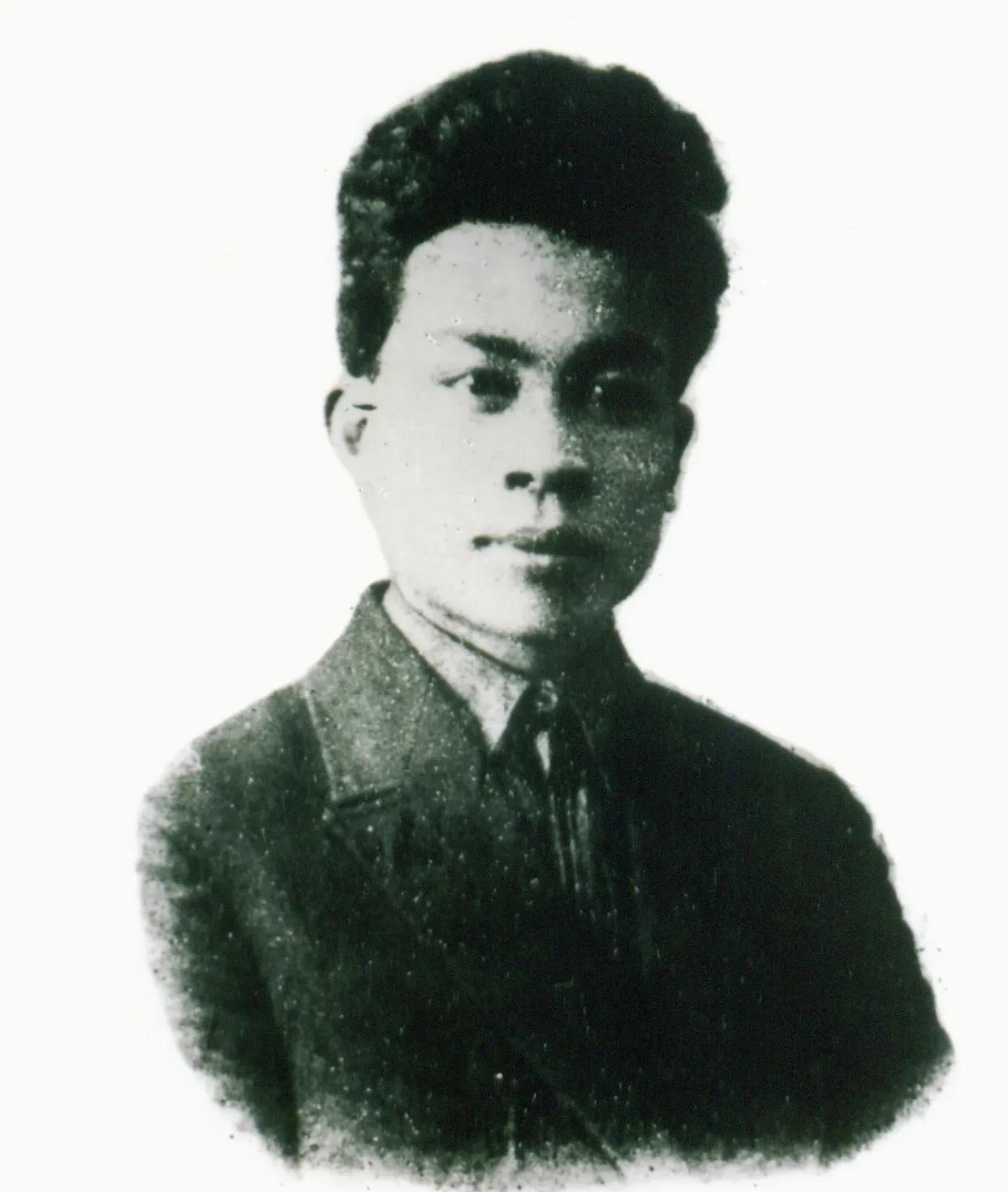 1936年夏夜，延安窑洞的油灯彻夜未熄。毛泽东握着刚收到的密报，手指深深掐进掌心