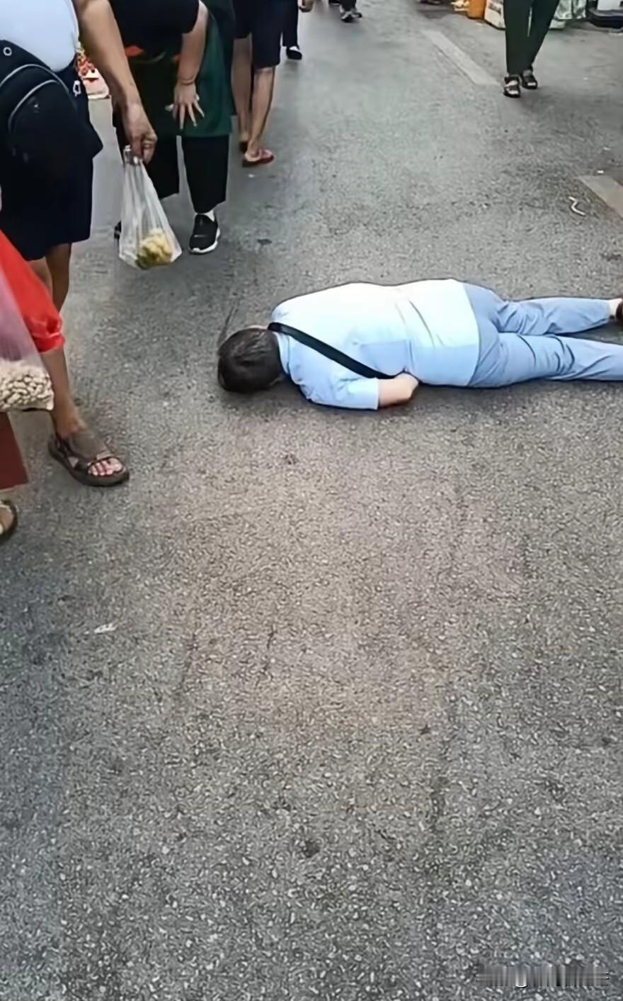好人难做，衡阳的1.9万刚赔完，长沙又倒下一个。这回没人敢扶，现场的人看了又看