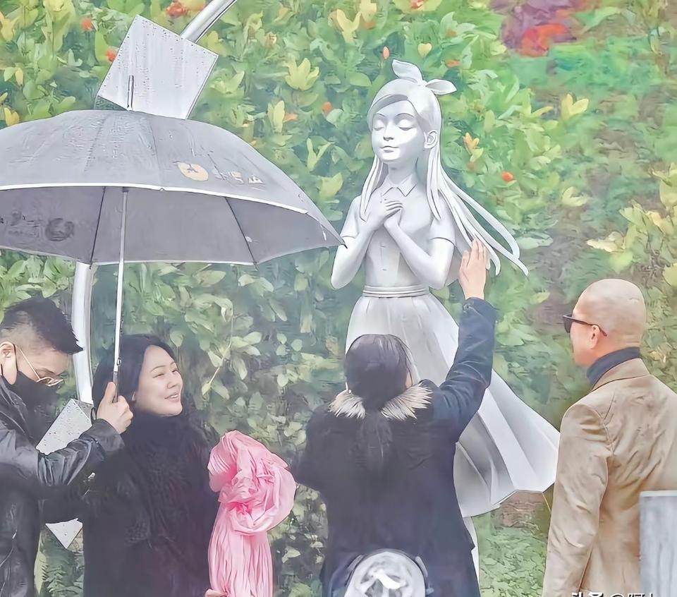 雨很大。他用一把黑伞的伞尖，勾下了那块布。布滑落。露出的不是徐熙媛。是一