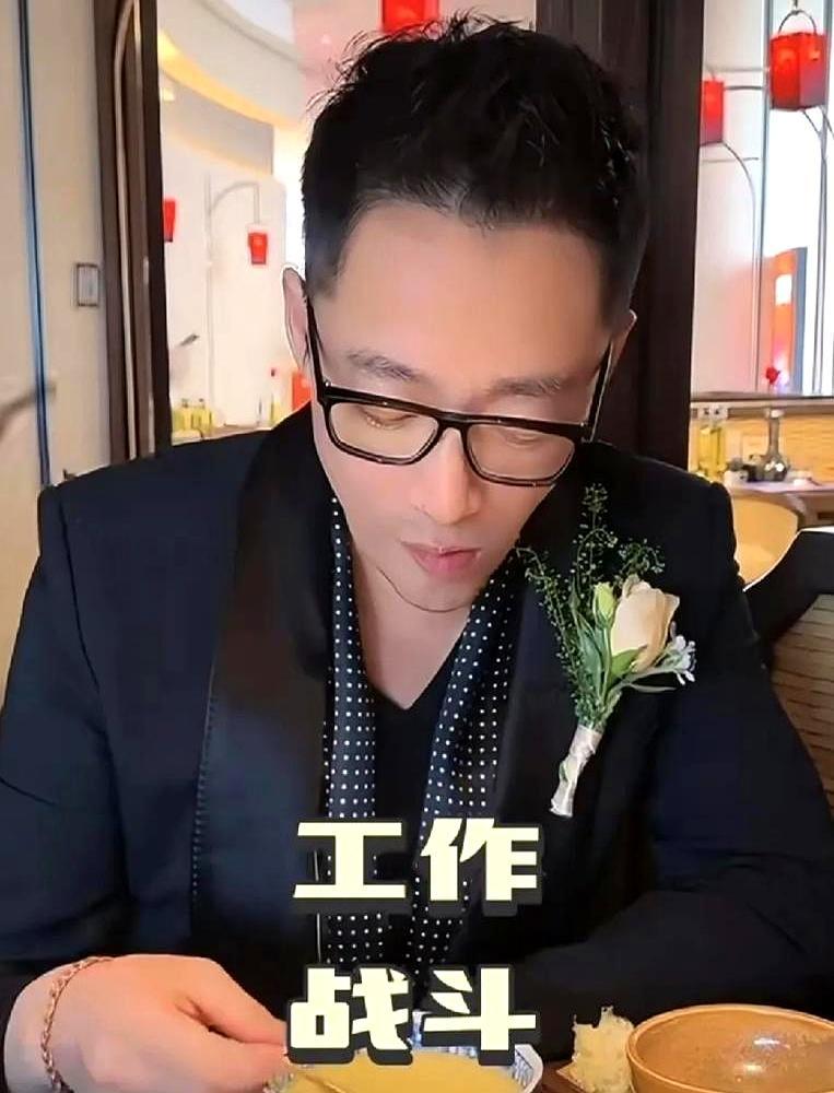 汪小菲一把把助理要转走的镜头掰回来，对着满屏恶评说我不怕骂。前几天被刷满屏