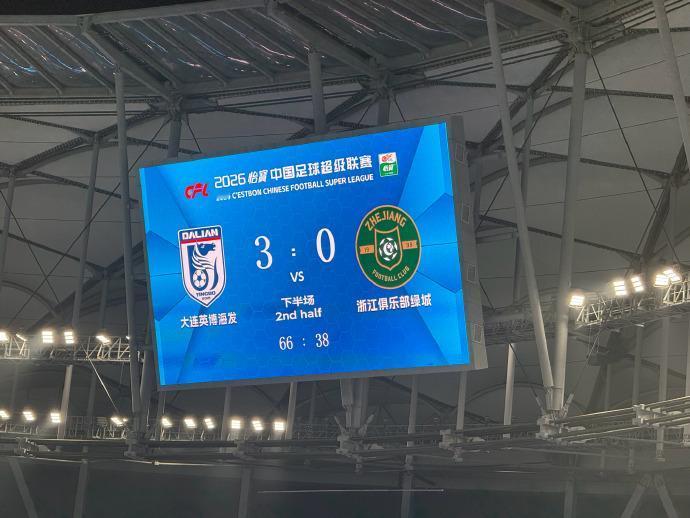 🔥“逆袭，是弱者最热血的宣言！”当6万人的呐喊震碎质疑，大连英博用3-0把“不