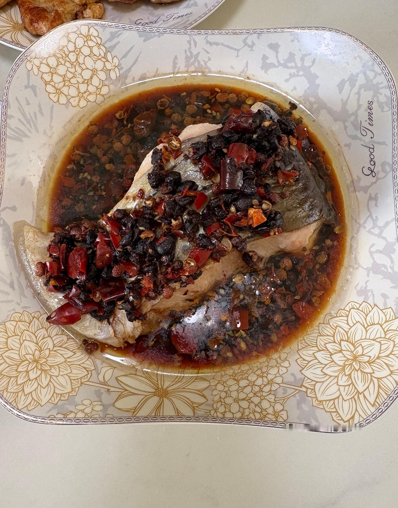 自己做的剁椒蒸鱼，味道美极了！自己做的辣椒，用油炸一下，类似川味的油泼子，