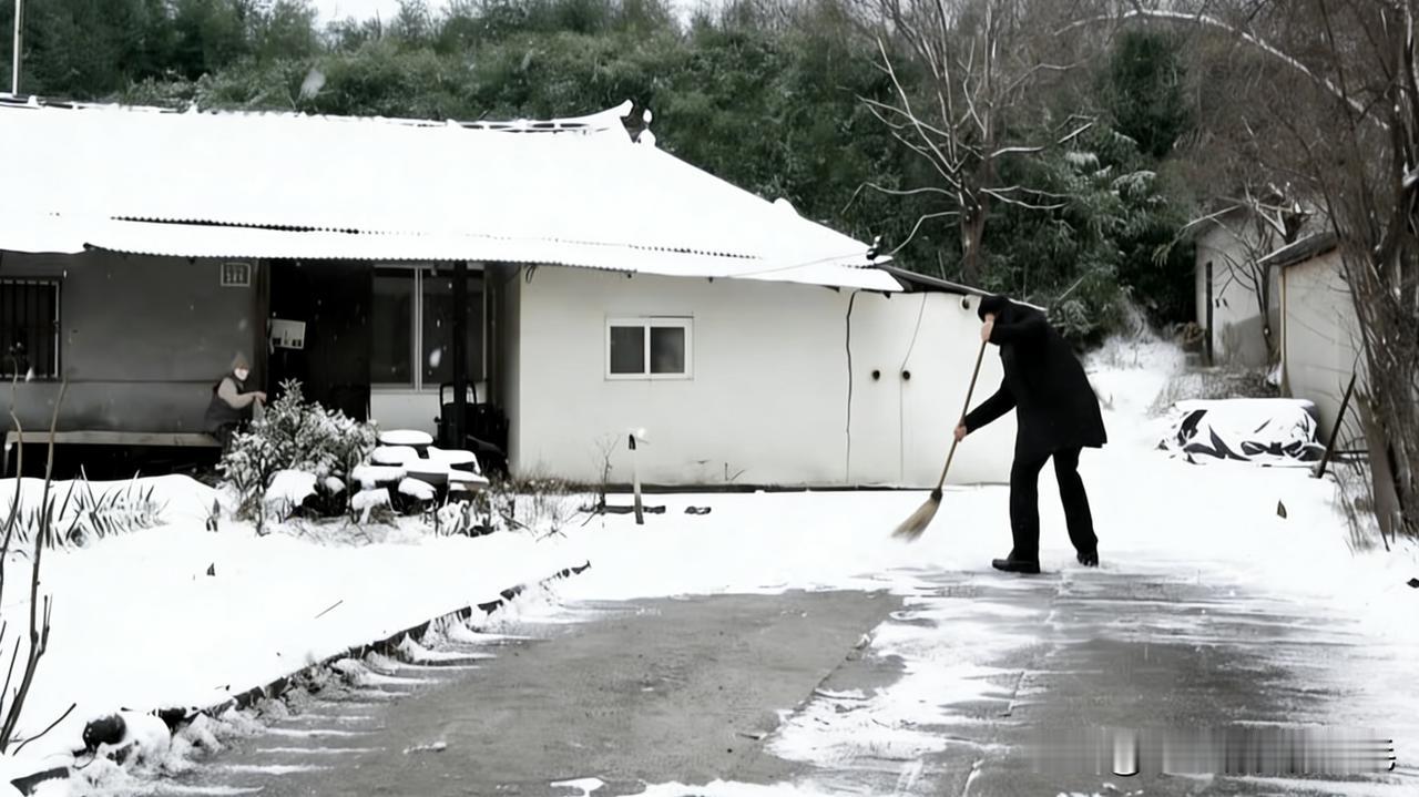 2月18日，韩国最大在野党国民力量党党首张东赫借母亲之口回应多套房争议，称家中老