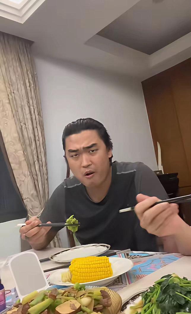 最近看到李立群和他儿子的事。儿子欠了几千万债务，坚持要自己承担，李立群一开始急着