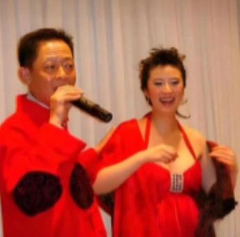 2008年，女富婆陈坚红迷上了王志文，她抛出一个无法拒绝的条件，“我五亿身家，年