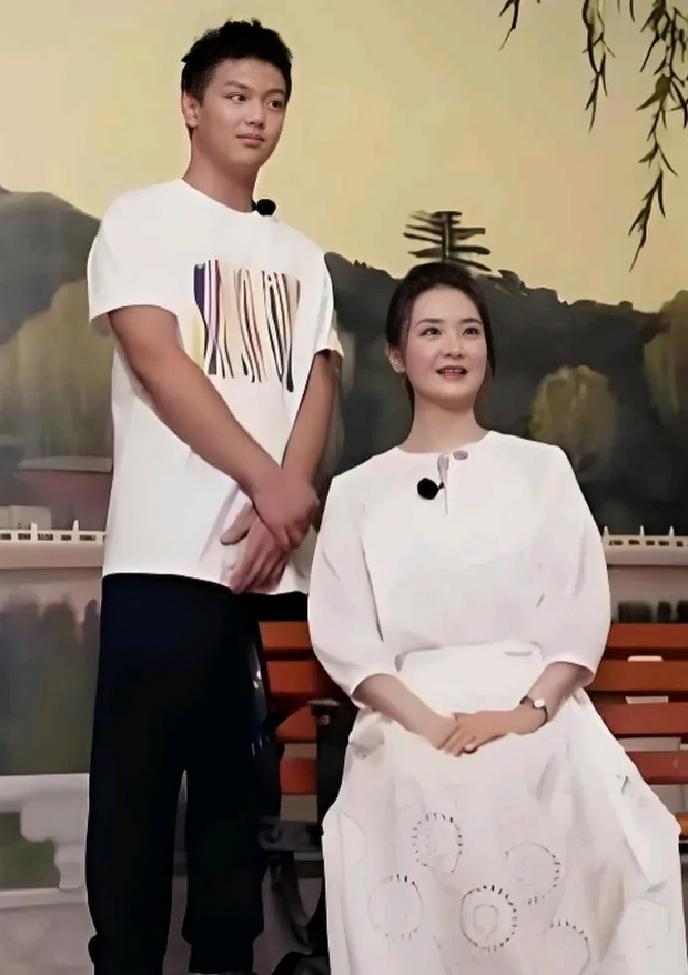 原来王艳的儿子<em>王泓钦</em>都这么大了，而且还和王艳长得很像，母子俩简直就像复制粘贴的一