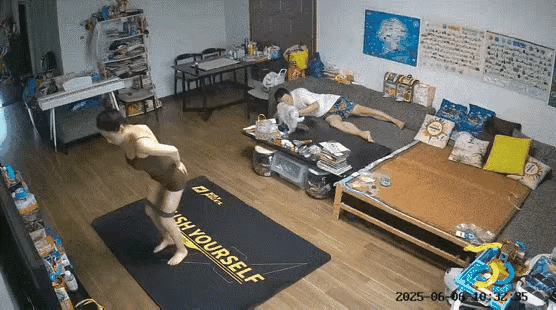 大哥有点懒啊，下了班就往沙发上一躺，反倒是在媳妇锻炼身体。