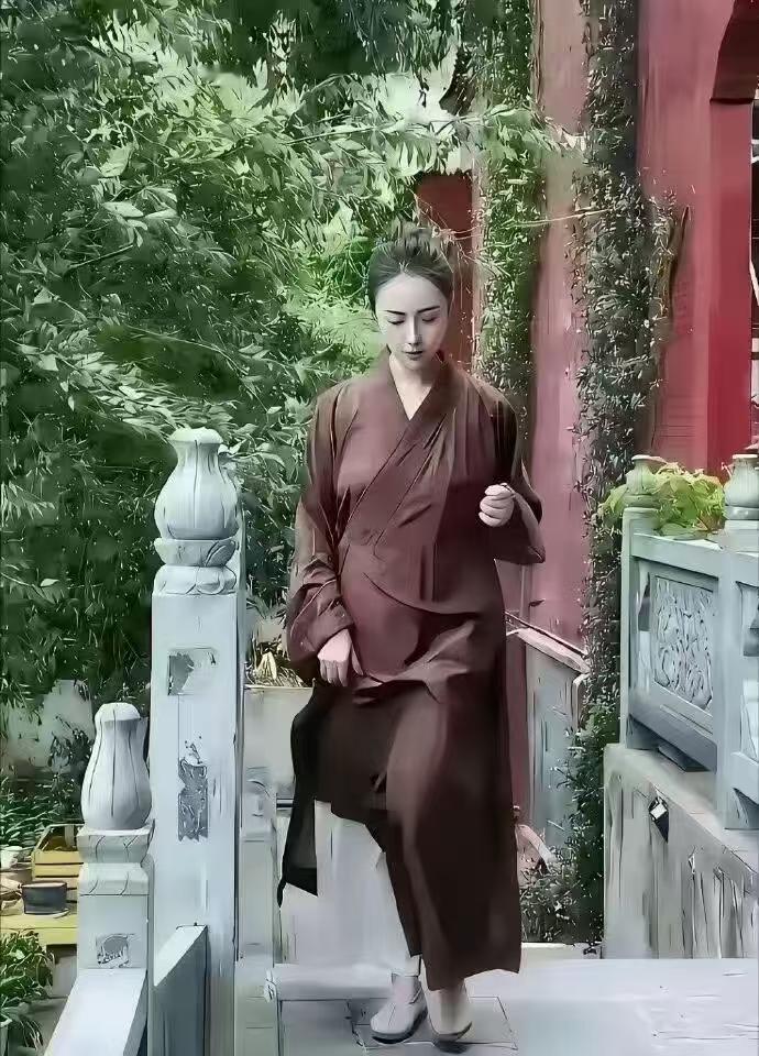 这是隋女士，胡诚林于2021年帮她入道。她有时会穿道袍，有时会穿时装，但她不论穿