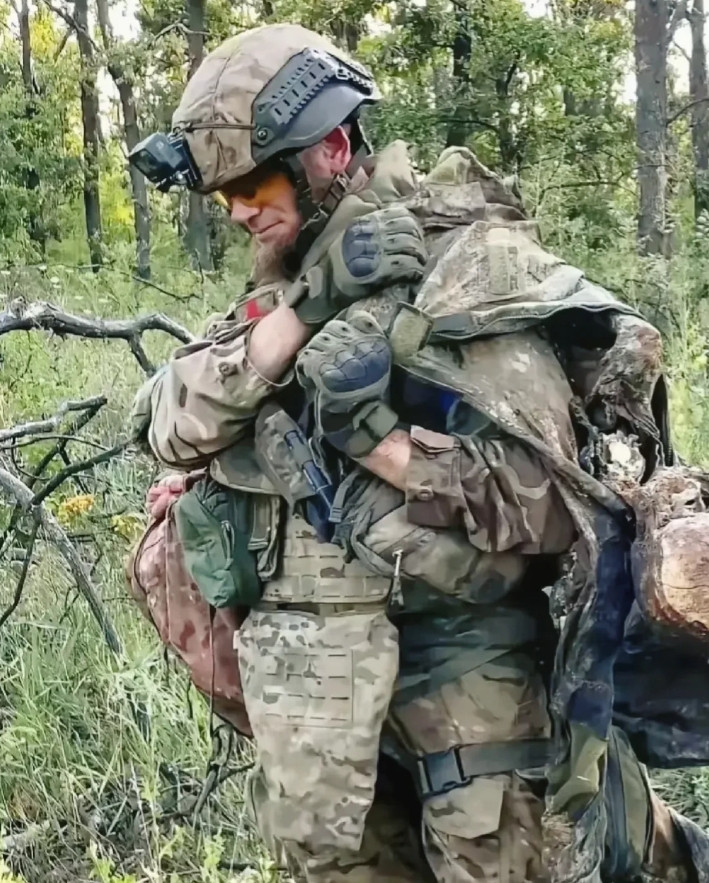 乌军士兵在战场上面临的威胁不仅仅来自敌人，后方同样潜藏着巨大的危险。近日，一名