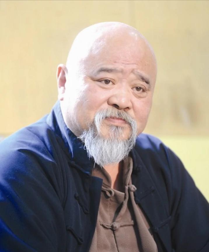 68岁演员李琦退休后，在街头卖烤串。路人前往问价，李琦笑呵呵地说：“市面上5块钱