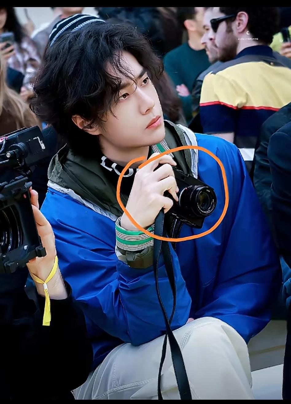 我问摄影师朋友，王一博巴黎时装周那台相机我能不能入手。朋友沉默后说，以我现在的收