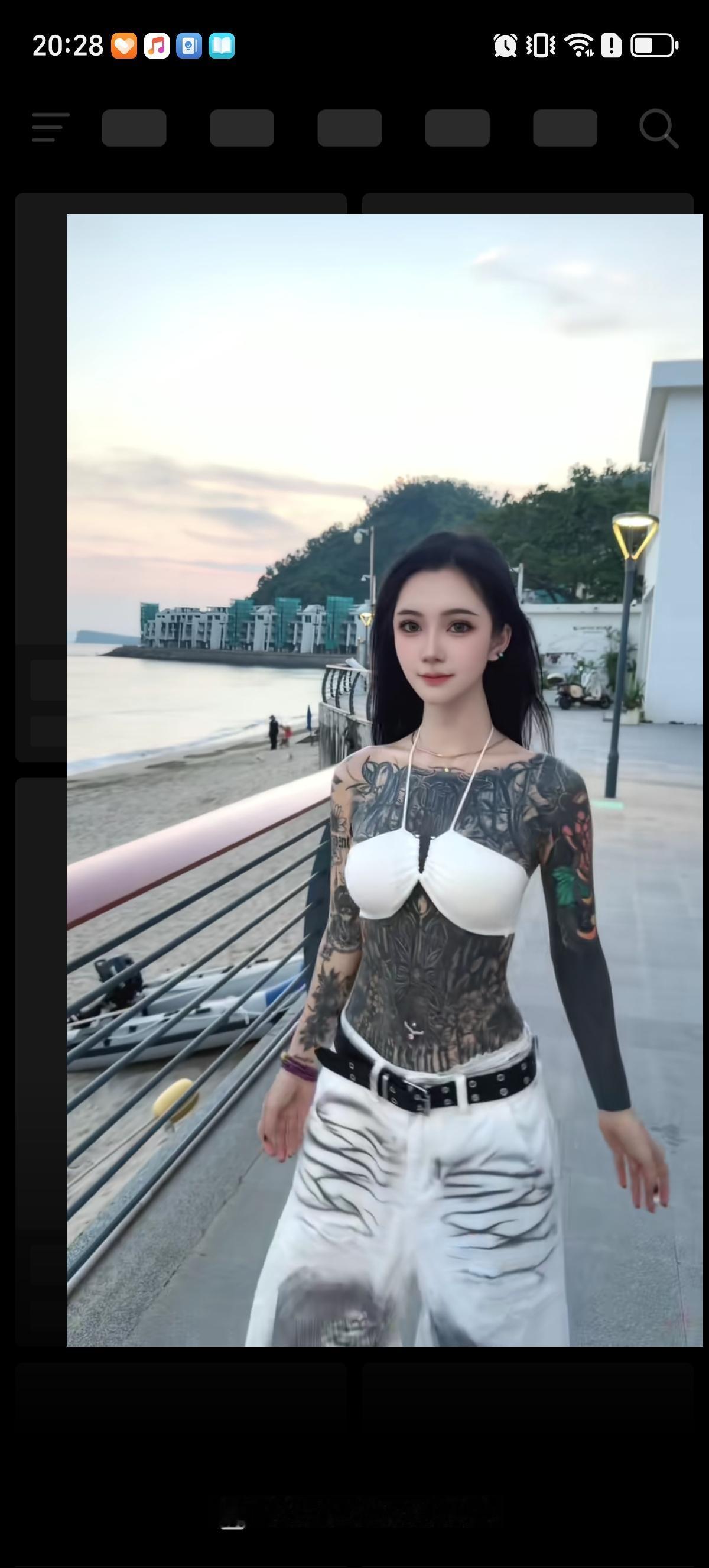 漂亮女子是一名出色的纹身师，她自己本身拥有一身矛盾的纹身花纹，身前闻着大面积象征