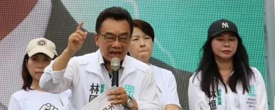 民众党今天在民进党中央党部前举办反罢免的造势活动，民众党立委林国成更激动爆粗口痛