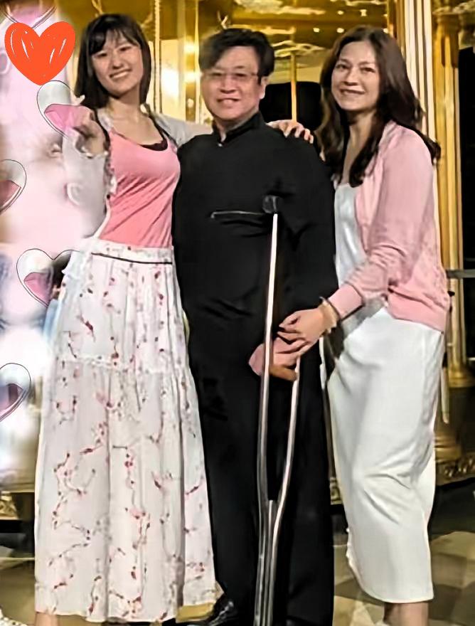 郑智化这事越看越拧巴！吐槽国内机场的样子，真不如他砸钱养女实在郑智化这事真挺