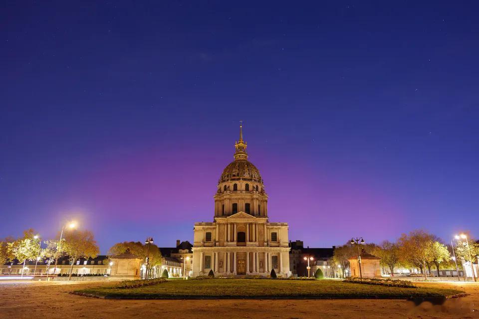 «这不是人工智能，这是货真价实的风景！»——荣军院上空极光的绝佳照片11月11日