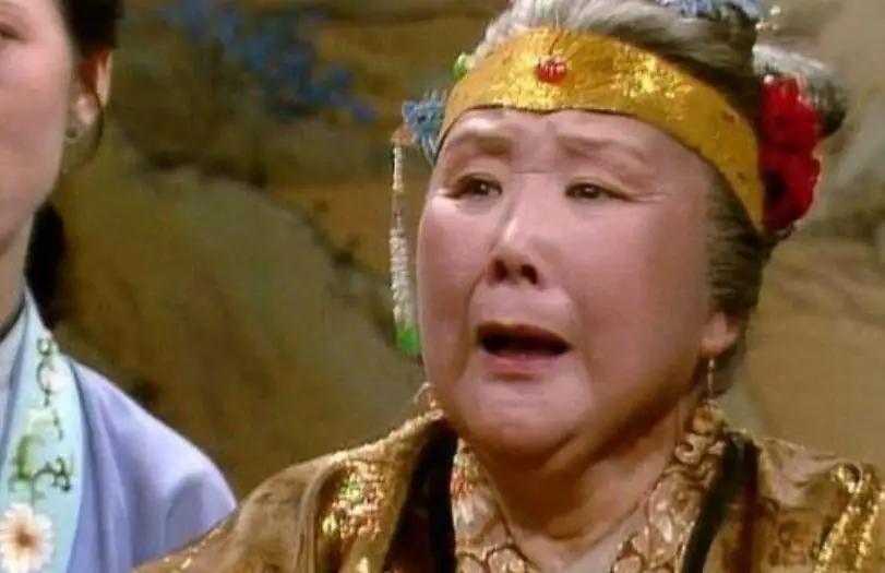 元春刚咽气，贾母便死盯着王夫人问：“当初敏儿的那碗药，你也动了手脚吧？”这一句话