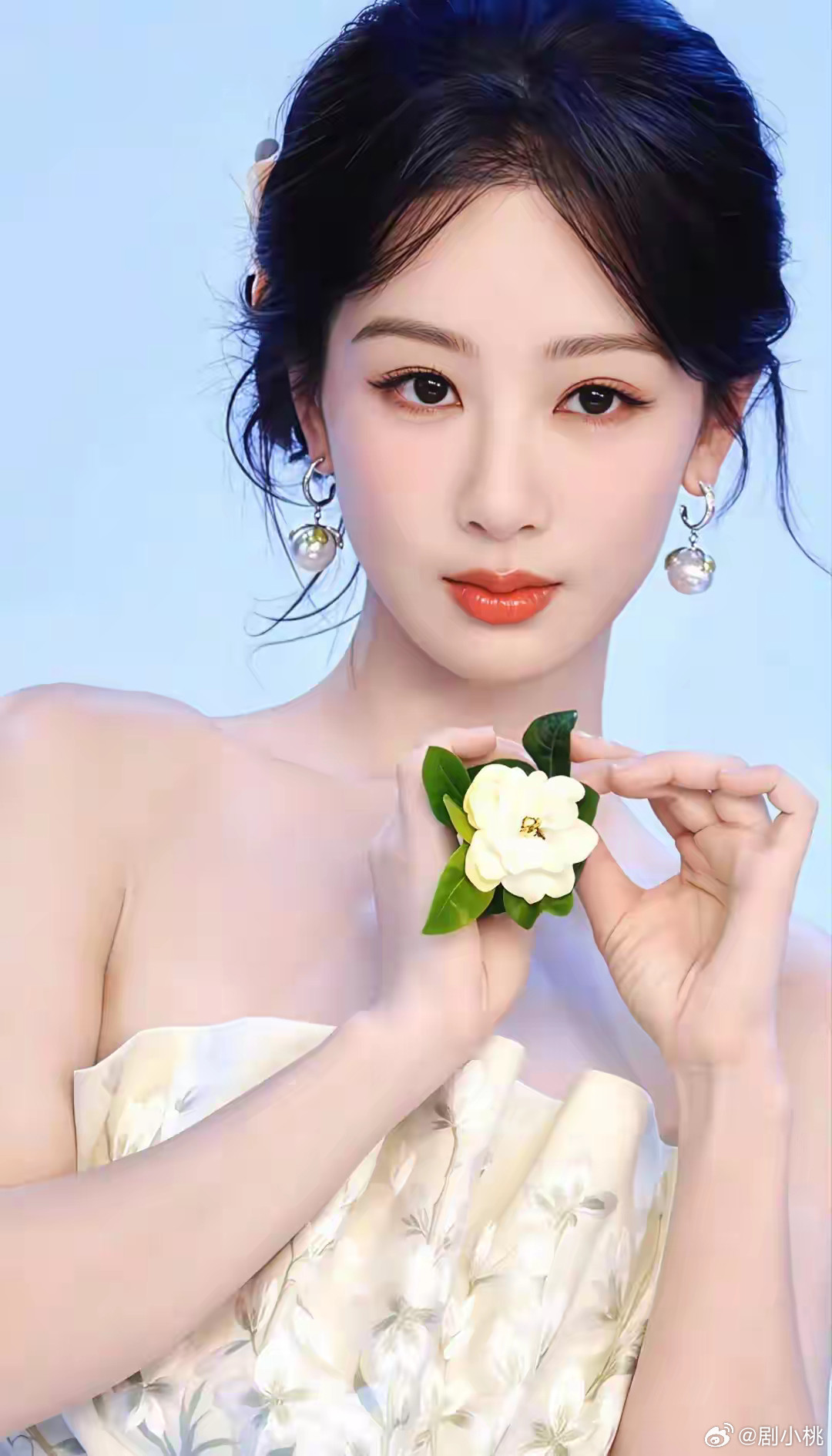 1.肖战私下生活蛮自律的，特别注重身材管理。2.杨紫拿下白玉兰视后，有了各方面都