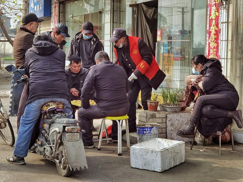 “你扶了我家人，你就得赔钱。”祁东县一家棋牌店，老人进门休息后晕倒去世，家属转头