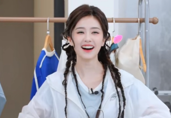 原来白鹿都知道前两天白鹿穿背心奔跑迎接外卖的状态引发网友热议，大家的关注点在白