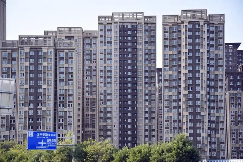为什么人们都热衷于住楼房?不是热衷于住楼房，城市住宅发展的格局就是楼房、别墅也