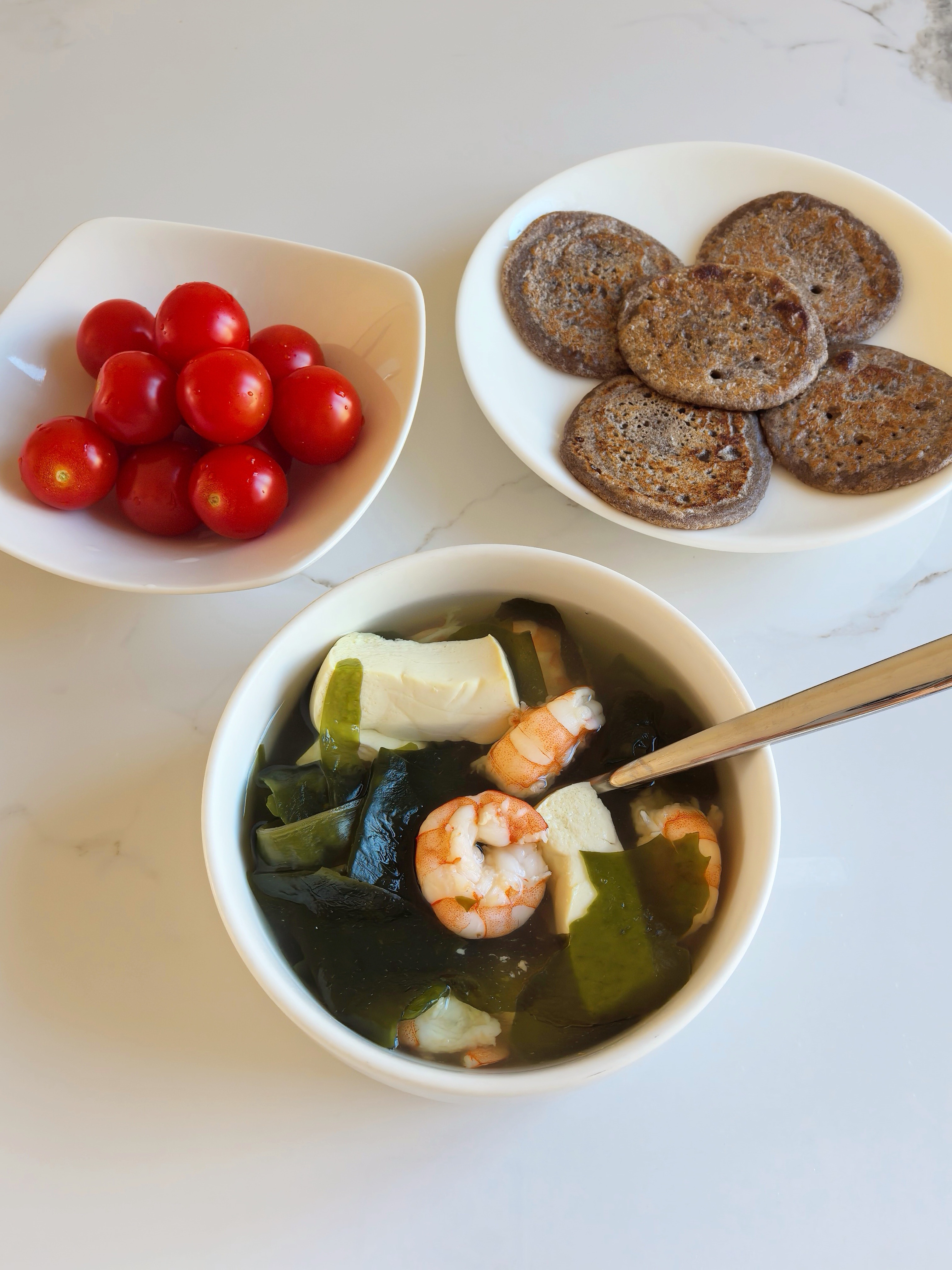 一年级小学生的早餐虾仁豆腐海带苗汤+黑麦小软饼+小番茄小软饼依旧是最受欢迎的哈哈