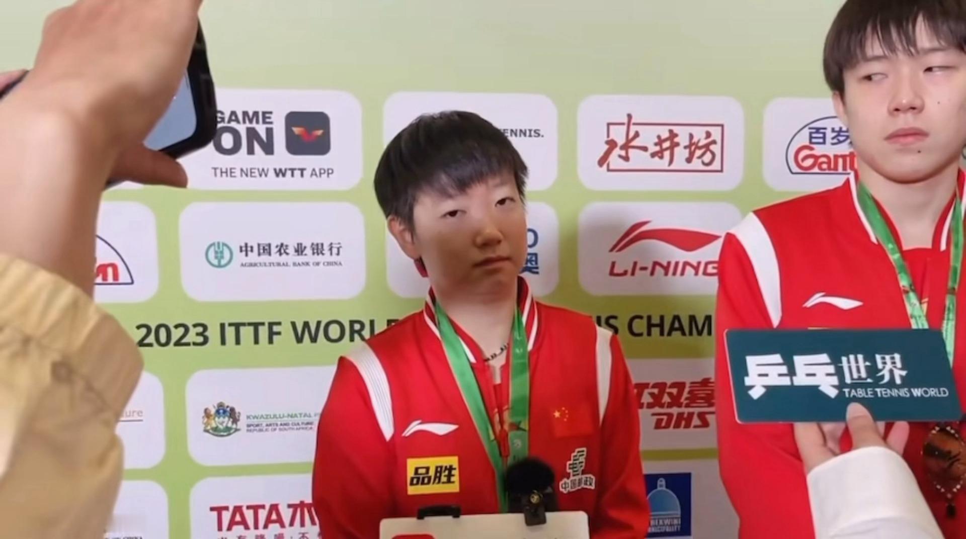 记者问完两个人都愣着没说话狗儿就这样眼神给过去咪就开始说话了（狗儿刚答完上