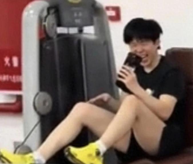 突然发现王楚钦挺可爱的，看了自己训练视频都能笑出表情包！原来是牛冠凯发了视频，