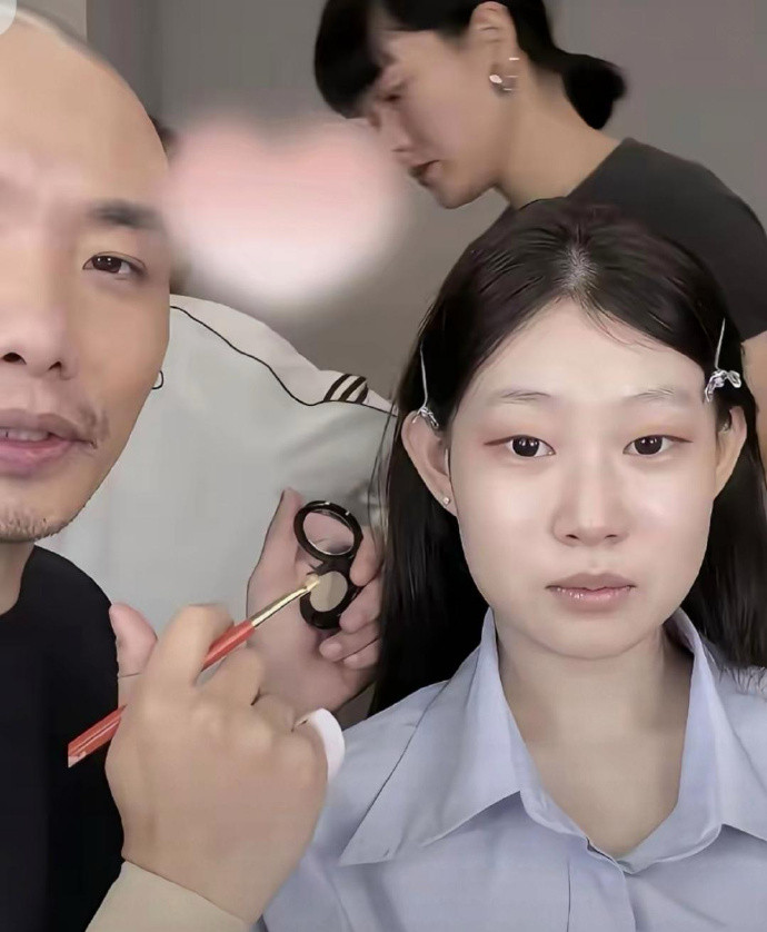 沈佳润请的顶级化妆师王亚飞做的妆造。​​​