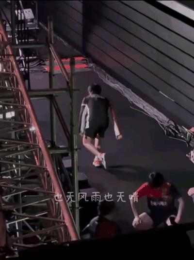 头头好可爱呀！赛前在等候区，他那热身就挺有意思，单腿蹦来蹦去，活像只小青蛙，弹