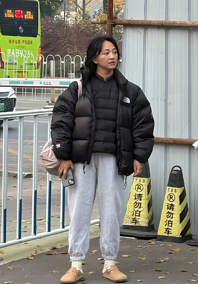 我怀疑我碰到大明星了！这人看起来很眼熟，一时半会又想不起她名字，有认识的吗