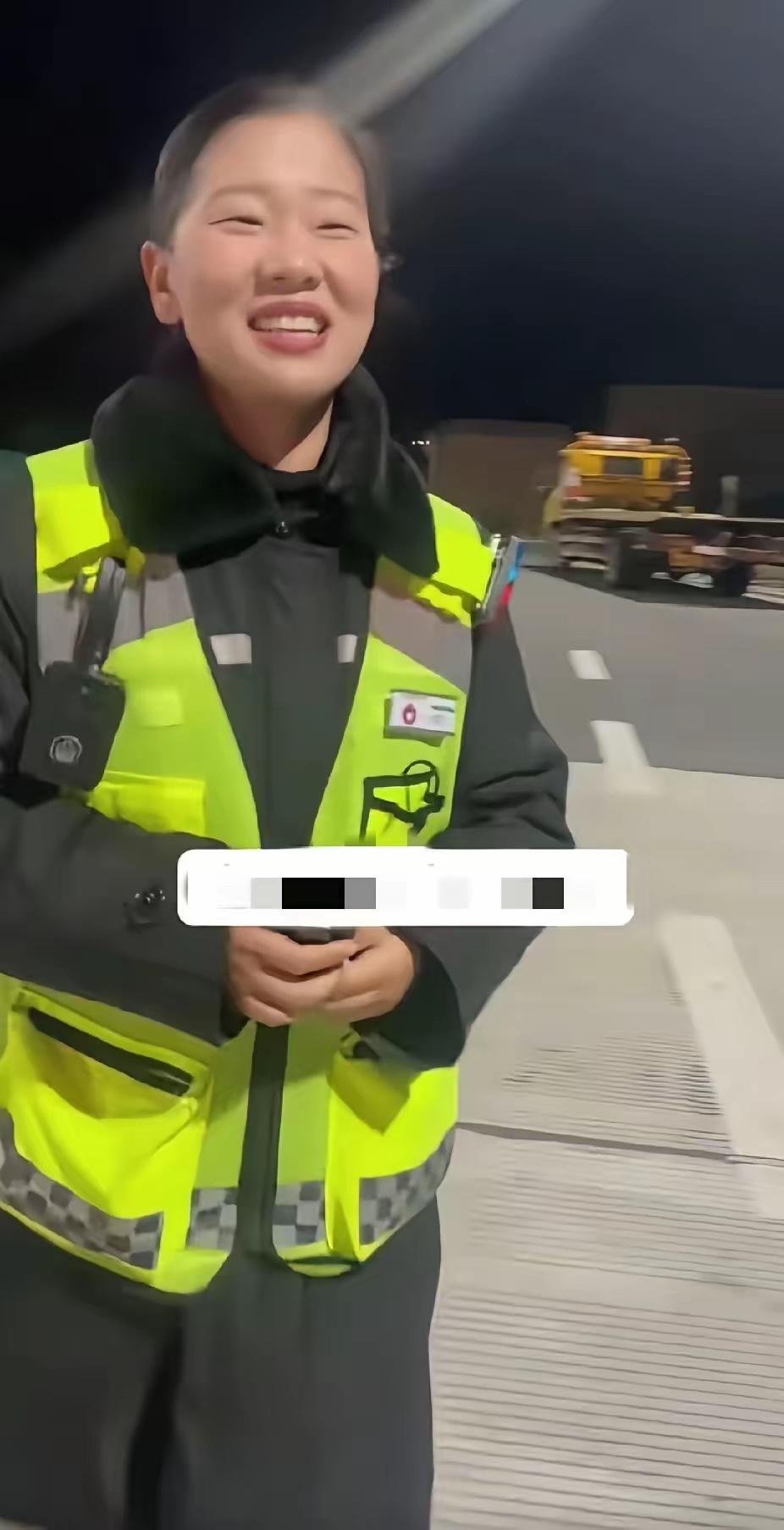 寒冷的冬夜，一名男子正开车行驶在安徽的一条高速公路上。突然，男子发现所驾电车快没