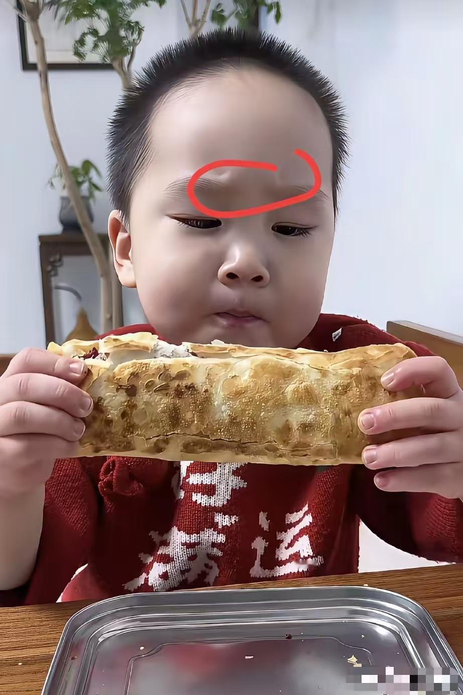 刷到米乐吃饭，都忍不住想吐槽。这么小的孩子吃猪尾巴，真的吃得下吗？大人都不爱吃。